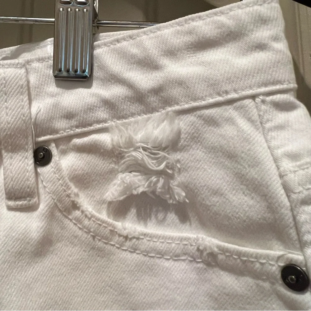 KANCAN -WOMEN’S WHITE SHORT CUT- OFF DISTRESSED